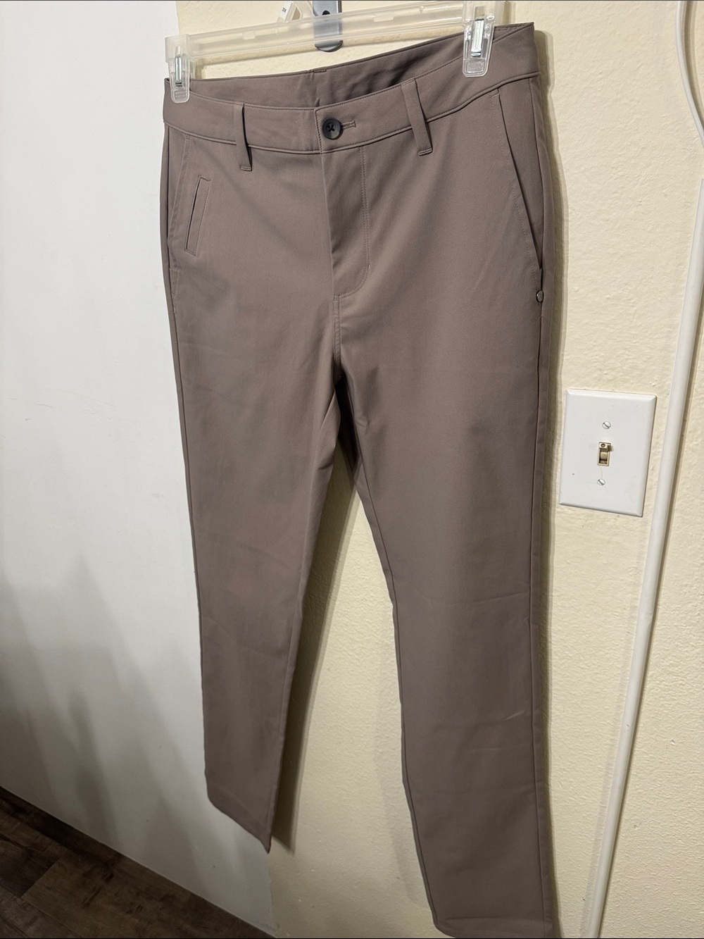 Vuori Cascade Tech Pant Trench Tan Size 30 32” inseam Like New NWOT